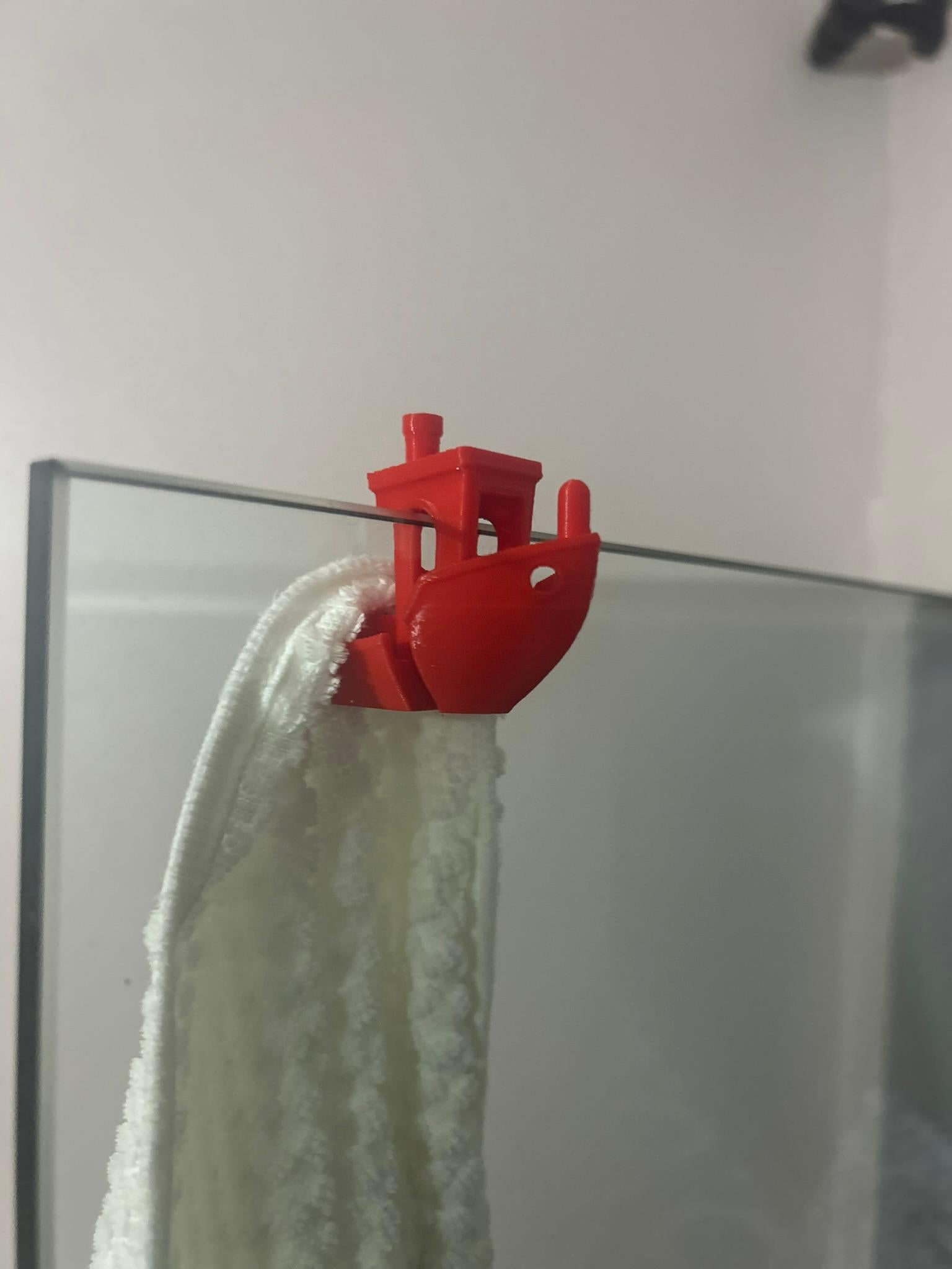 Suporte de Toalhas em Formato de Barquinho Vermelho – Criativo e Funcional